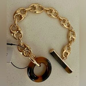 Chico’s bracelet Golden and brown easy to lock very light on NEW WITH TAG